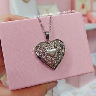 Relicario con corazón plateado