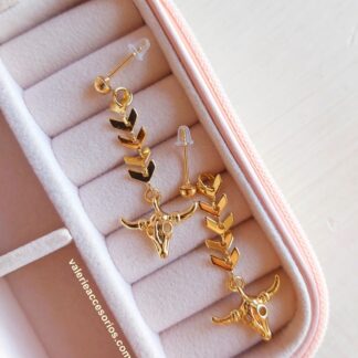 Aretes cráneo toro flechas