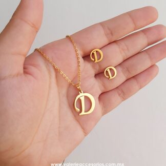 Iniciales cursivas doradas