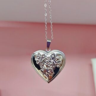 Relicario plateado con flor